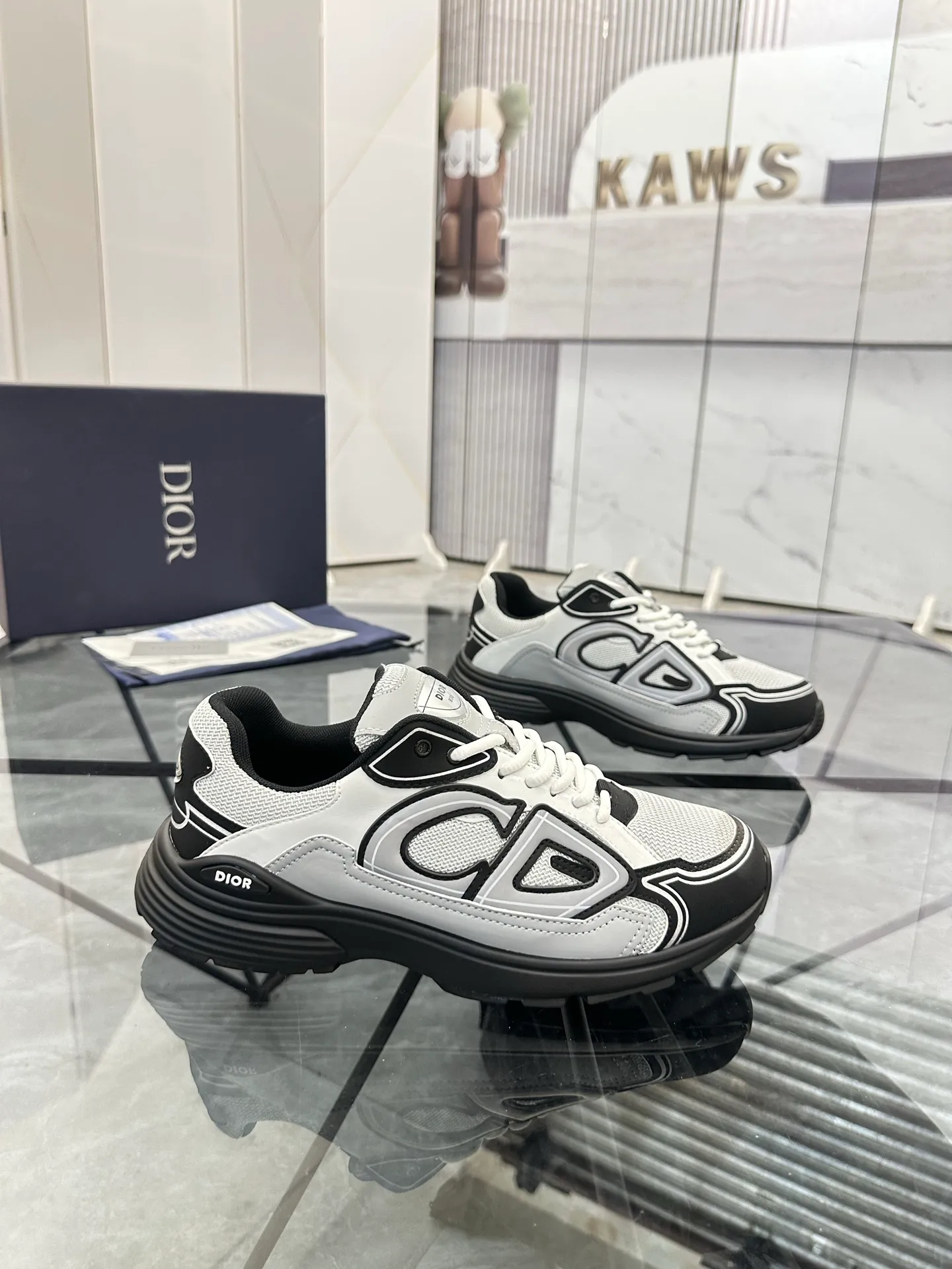 Men's shoes: 💰P400¥ Available in Guangzhou Product trademark: Dior* "Dior*" low-top casual shoes Regular size: 35-46 (can be customized to 47) Couple style Product materials: Upper imported cowhide stitched with original fabric, breathable lining, ultra-light foam original outsole. No.: 007